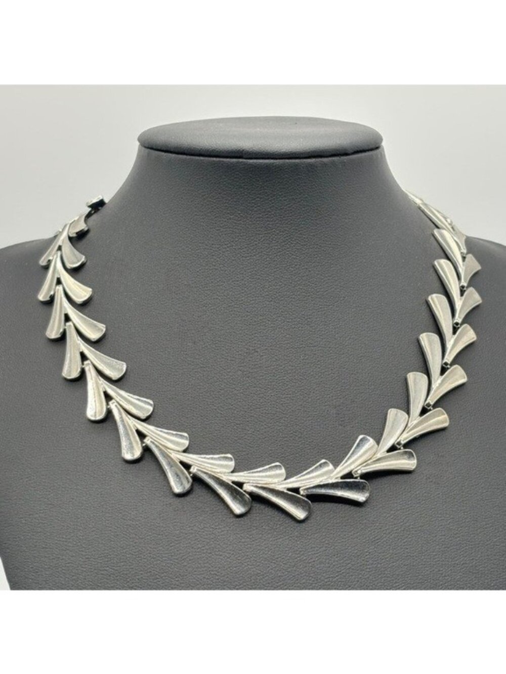 Vintage Stylized Leaf Necklace Collar Silver Tone Metal Fold Over Clasp Unmarked